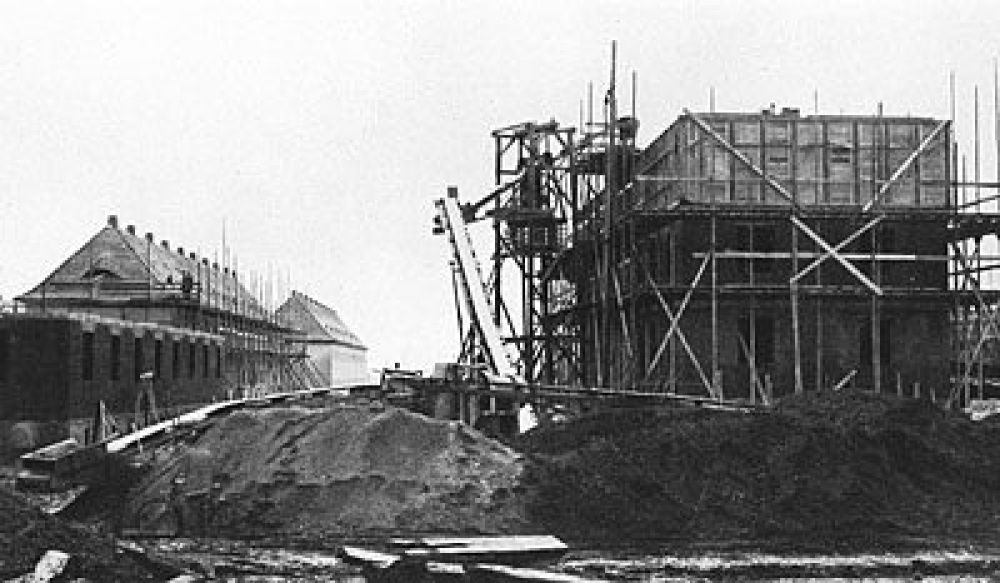 Eingerüstete Häuser – Bau der Genossenschaft