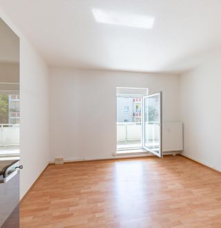 Wohnzimmer mit Balkon